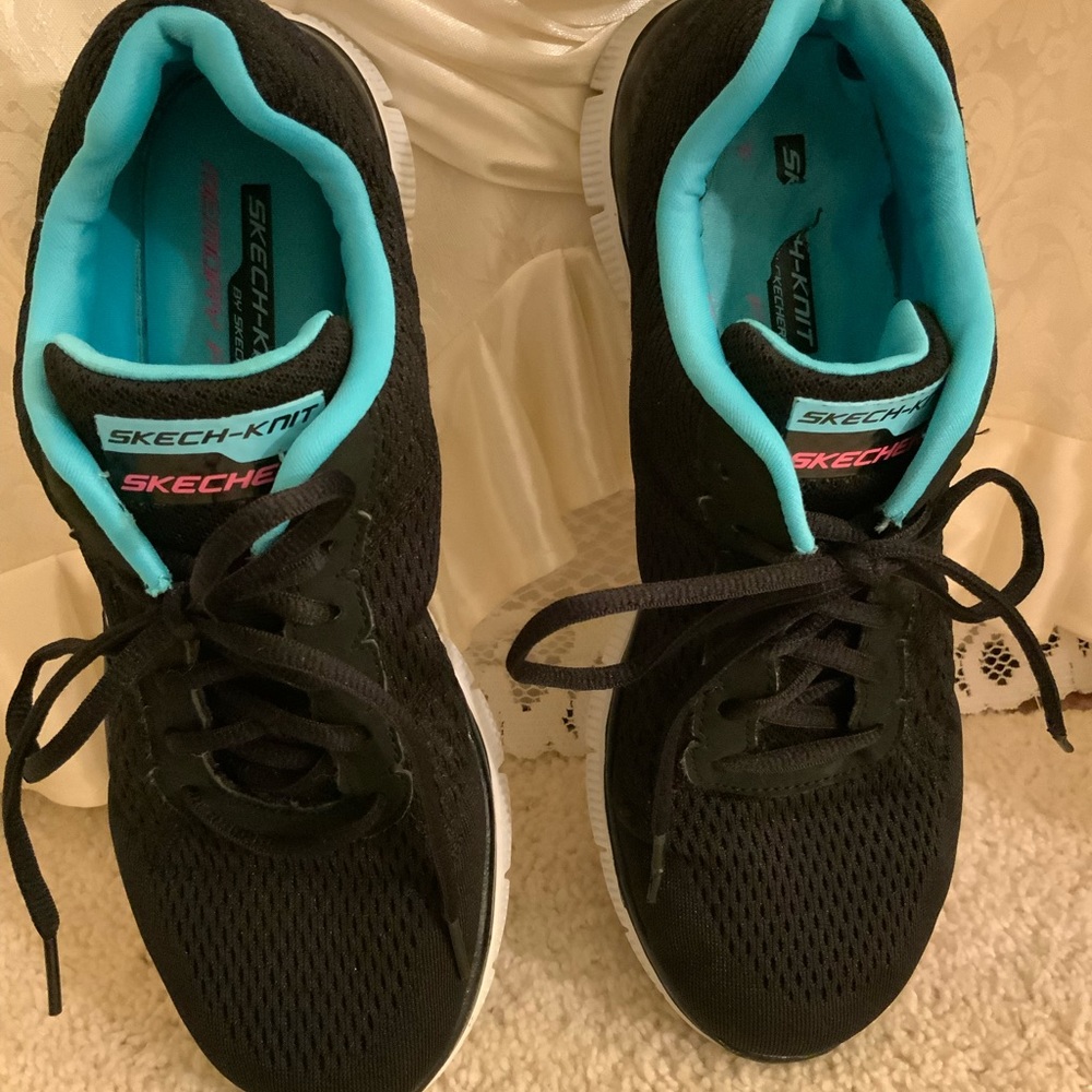 SKECHERS - KNIT WOMENS SNEAKERS